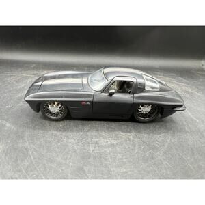 JADA 1963 Chevy Corvette Sting Ray Black with Gray Stripe - 1:24 Scale